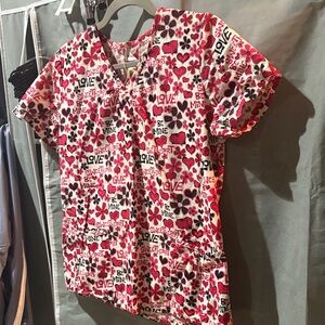 9c# Women’s scrub top Love Print Shirt - Red and White EUC Sz S Firm $10👈💋